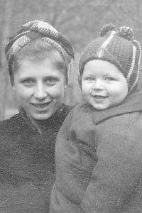 Л.А. Саякина (Нестерович) с сыном